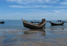 সহস্রাধিক পর্যটক সেন্টমার্টিনে আটকা