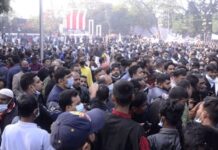 শহীদ মিনারে মানুষের ঢল