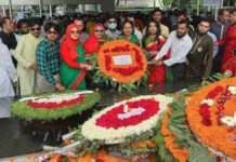 জাতির পিতার প্রতিকৃতিতে বঙ্গবন্ধু আইন ছাত্র পরিষদ জাতীয় আইন কলেজ শাখার শ্রদ্ধা নিবেদন