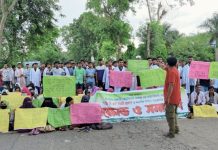 সড়ক অবরোধ করে শিক্ষার্থীদের বিক্ষোভ