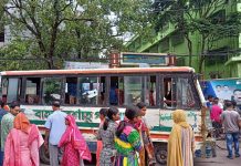 কেন্দ্রের সামনের তীব্র যানযটে ভোগান্তিতে শিক্ষার্থীরা