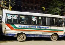 জবিতে গায়ে পানি ছিটা পড়ায় লেগুনা মালিকে জরিমানা