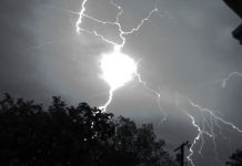 বজ্রপাতে একসাথে ৮ জনের মৃত্যু