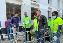 নিজ হাতে স্বাস্থ্য কমপ্লেক্সে পরিস্কার কার্যক্রম শুরু করলেন চরফ্যাশন পৌর মেয়র