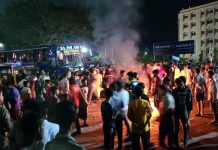 শিক্ষার্থীদের হামলায় ৪ পুলিশ আহত, সড়ক অবরোধ
