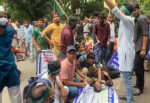 ৩৫ প্রত্যাশীদের ছত্রভঙ্গ করতে পুলিশের টিয়ারশেল নিক্ষেপ