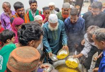 পানিবন্দিদের ঢাকা উত্তর জামায়াতের খাবার বিতরণ
